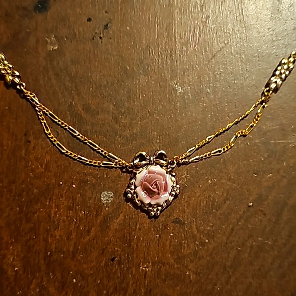 Lovely Vintage Gold-tone Pink Porcelain Rose Pendant Necklace by Avon - Picture 2 of 9